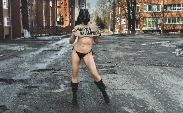 Дівчина з Іркутська роздягається, щоб привернути увагу до ям на дорогах (9 фото) – фото 2