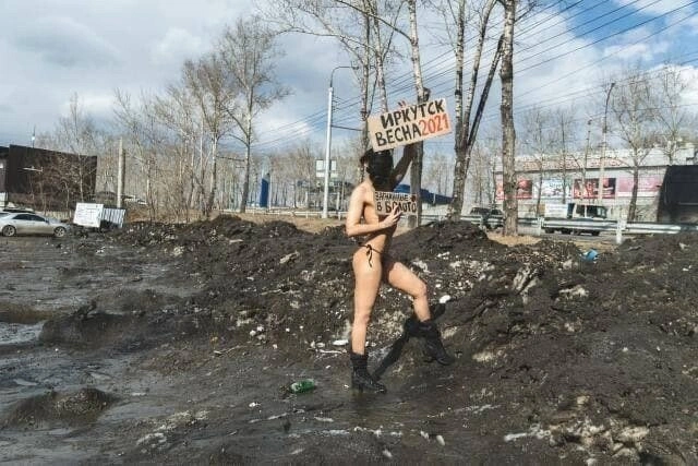 Дівчина з Іркутська роздягається, щоб привернути увагу до ям на дорогах (9 фото) – фото 4