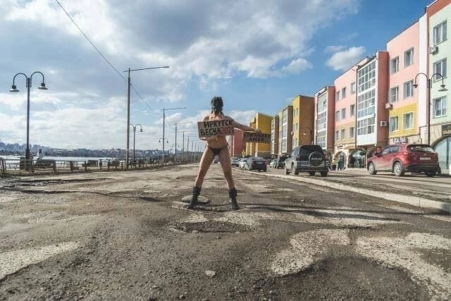 Дівчина з Іркутська роздягається, щоб привернути увагу до ям на дорогах (9 фото) – фото 5