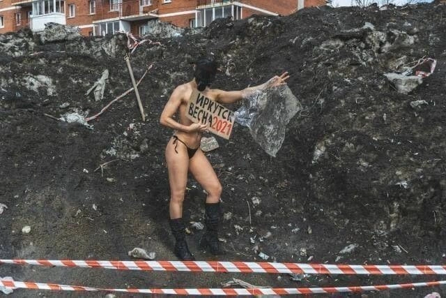 Дівчина з Іркутська роздягається, щоб привернути увагу до ям на дорогах (9 фото) – фото 7
