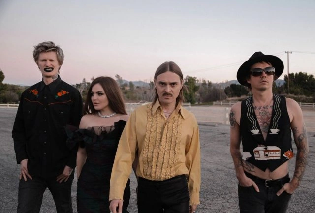 Софія Таюрська - гаряча учасниця гурту Little Big, яка представить Росію на "Євробаченні-2020" (13 фото) – фото 6