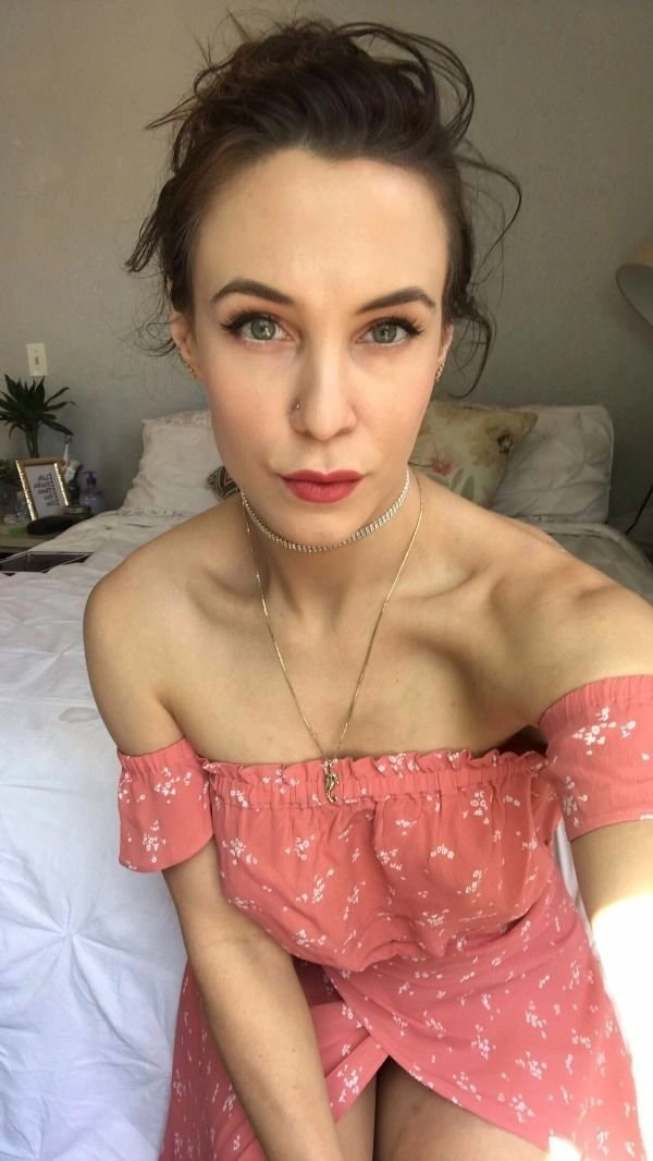 Дівчата в відкритих та коротких сукнях (25 фото) – фото 6