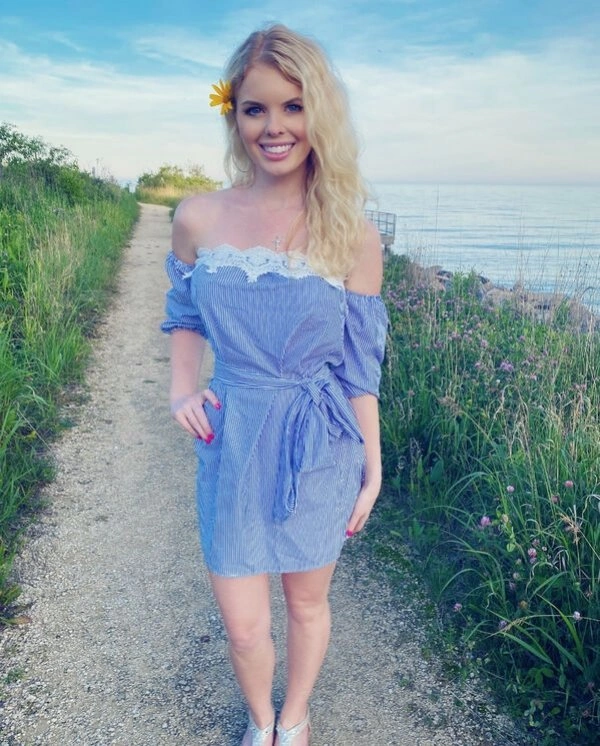 Дівчата в відкритих та коротких сукнях (25 фото) – фото 9