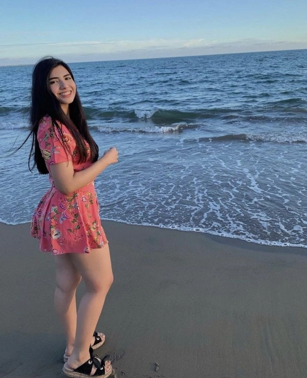 Дівчата в відкритих та коротких сукнях (25 фото) – фото 10