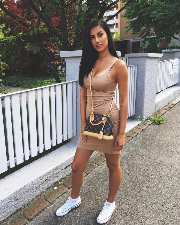 Дівчата в відкритих та коротких сукнях (25 фото) – фото 19