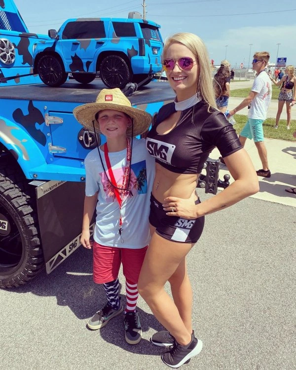 Зустріч вантажівок у Дейтоні 2020: ексклюзивні вантажівки та привабливі дівчата (24 фото) – фото 14