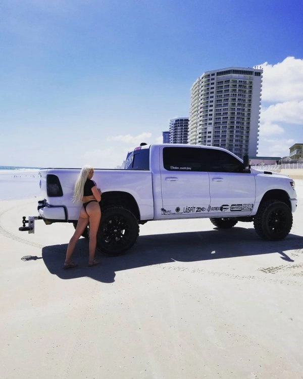 Зустріч вантажівок у Дейтоні 2020: ексклюзивні вантажівки та привабливі дівчата (24 фото) – фото 15