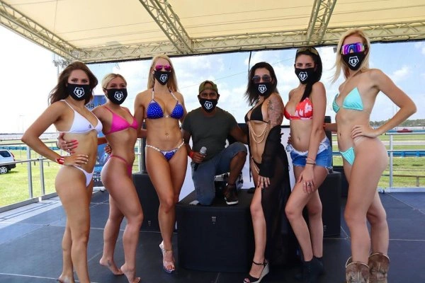 Зустріч вантажівок у Дейтоні 2020: ексклюзивні вантажівки та привабливі дівчата (24 фото) – фото 24