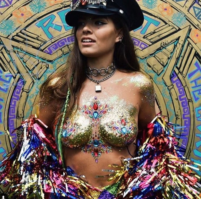 Вулична художниця Софі Фі, яка запустила тренд "GlitterBoobs", заробила понад мільйон фунтів за рік (14 фото) – фото 7