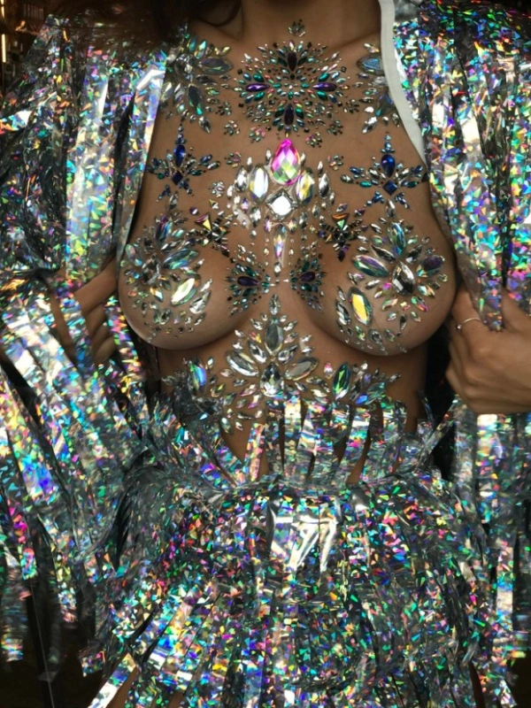 Вулична художниця Софі Фі, яка запустила тренд "GlitterBoobs", заробила понад мільйон фунтів за рік (14 фото) – фото 11