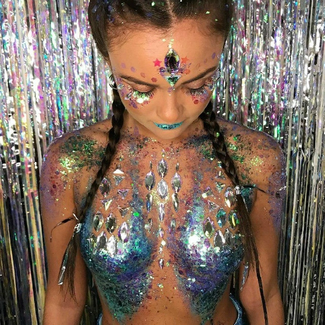 Вулична художниця Софі Фі, яка запустила тренд "GlitterBoobs", заробила понад мільйон фунтів за рік (14 фото) – фото 12