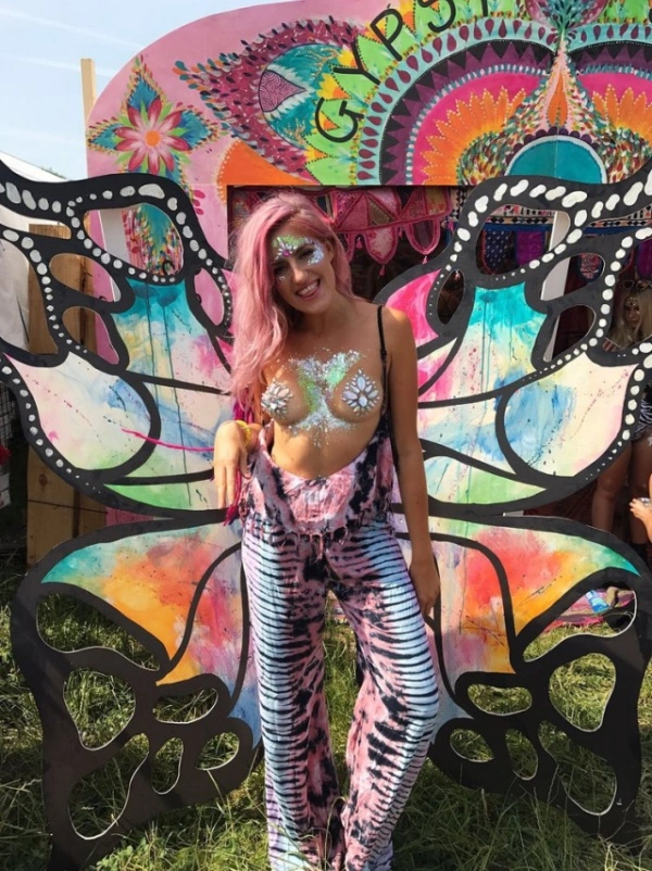 Вулична художниця Софі Фі, яка запустила тренд "GlitterBoobs", заробила понад мільйон фунтів за рік (14 фото) – фото 14