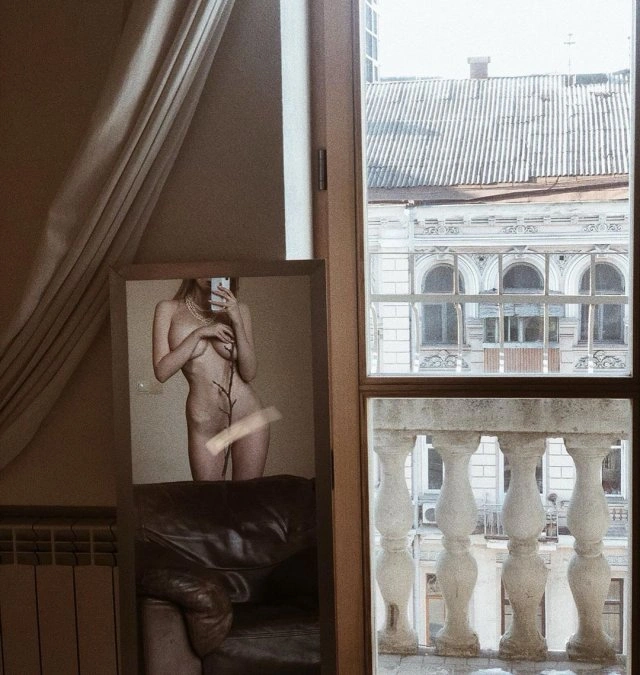Українська модель Instagram Анна Лысенко показала фото у білизні, але відгуки отримала не за це, а за вид з вікна (20 фото) – фото 16