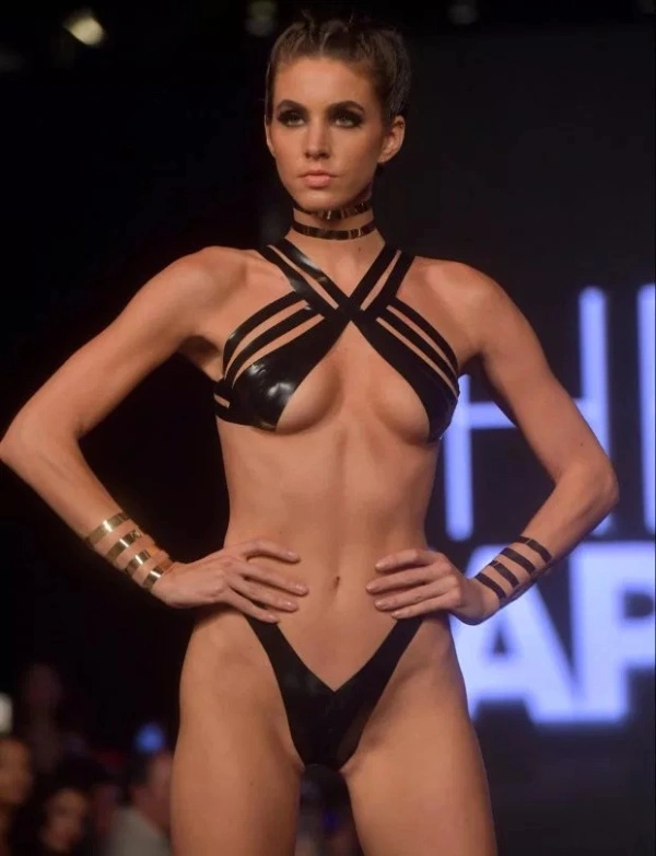 Купальники з клейкої стрічки на Miami Swim Week 2019 (9 фото)