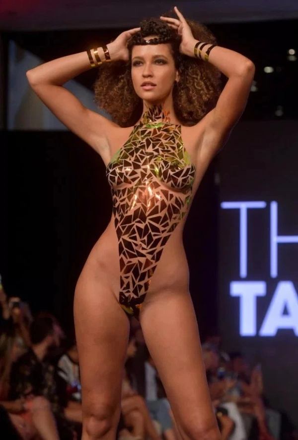 Купальники з клейкої стрічки на Miami Swim Week 2019 (9 фото) – фото 2
