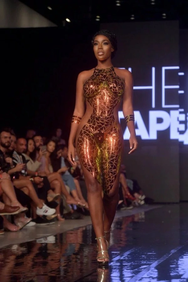 Купальники з клейкої стрічки на Miami Swim Week 2019 (9 фото) – фото 3