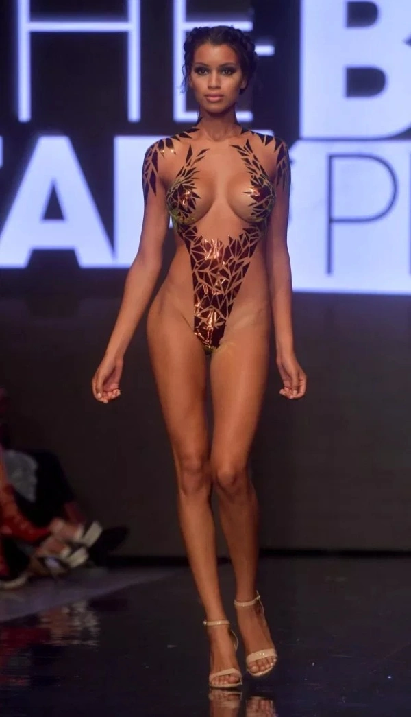 Купальники з клейкої стрічки на Miami Swim Week 2019 (9 фото) – фото 4