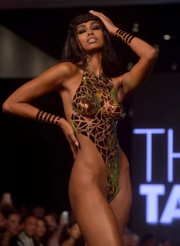 Купальники з клейкої стрічки на Miami Swim Week 2019 (9 фото) – фото 5