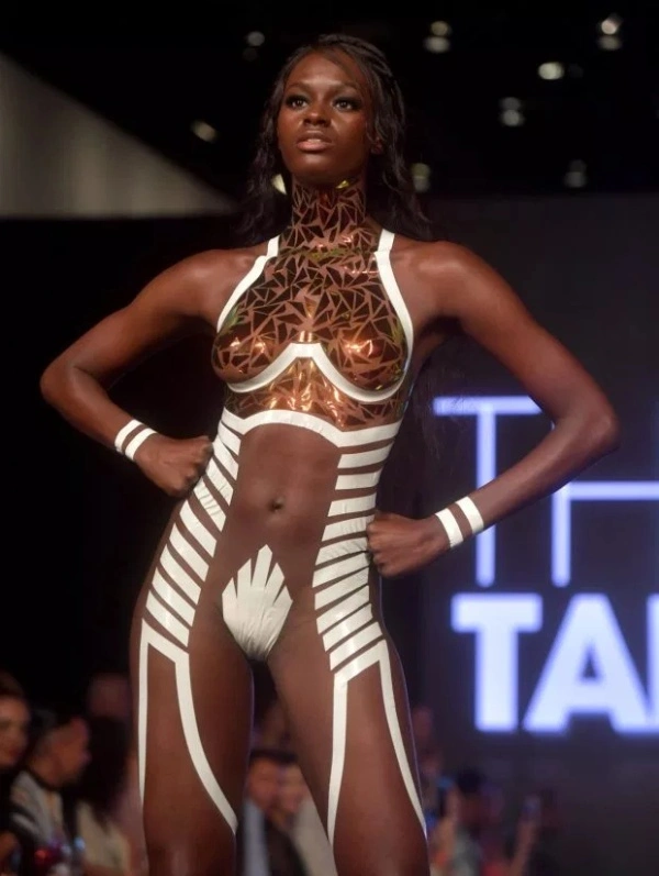 Купальники з клейкої стрічки на Miami Swim Week 2019 (9 фото) – фото 6