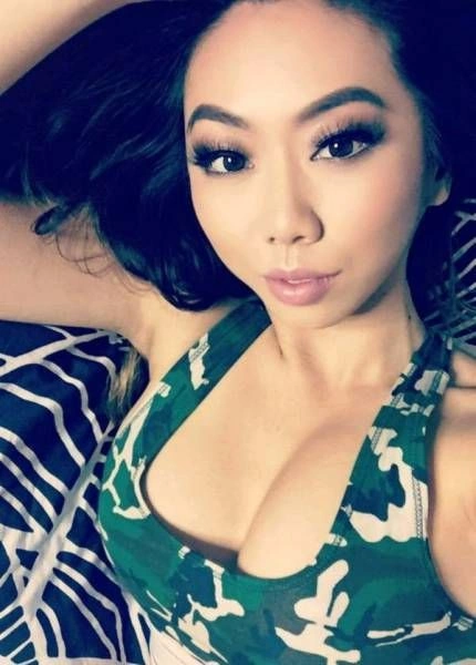 Дівчата фотографуються в спортивних топах (27 фото) – фото 15