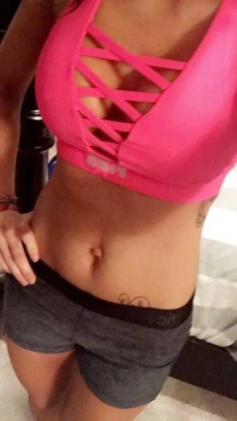 Дівчата фотографуються в спортивних топах (27 фото) – фото 25