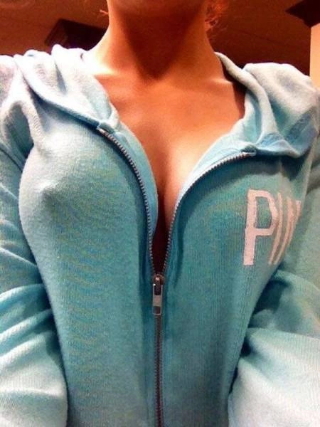 Дівчата без бюстгальтерів (65 фото) – фото 33