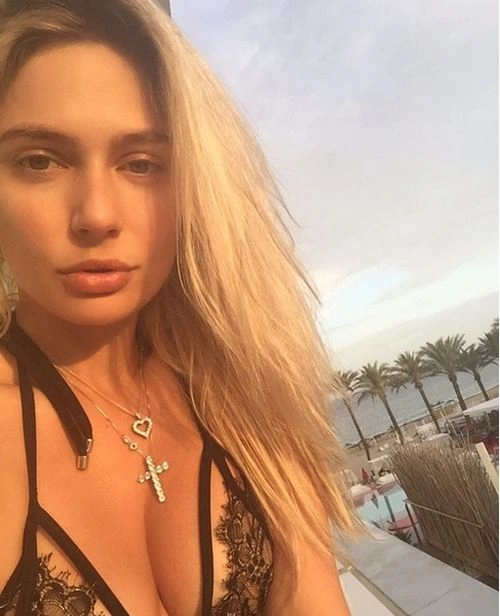 Актриса Наталія Рудова вирішила виправити дефіцит сексу в країні інтимними фото (8 фото)