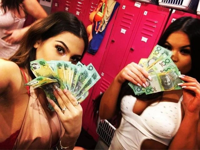 Фото за лаштунками стриптизерок (19 фото) – фото 1