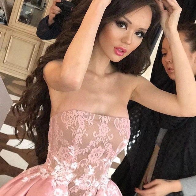 "Казахстанську Барбі" Дінару Рахімбаєву розкритикували за відверті фото (19 фото) – фото 3