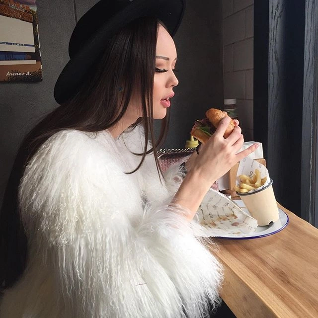 "Казахстанську Барбі" Дінару Рахімбаєву розкритикували за відверті фото (19 фото) – фото 7