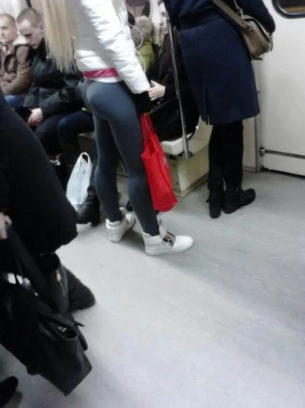 Дівчата в лосинах та інших обтяжливих штанах (16 фото) – фото 11