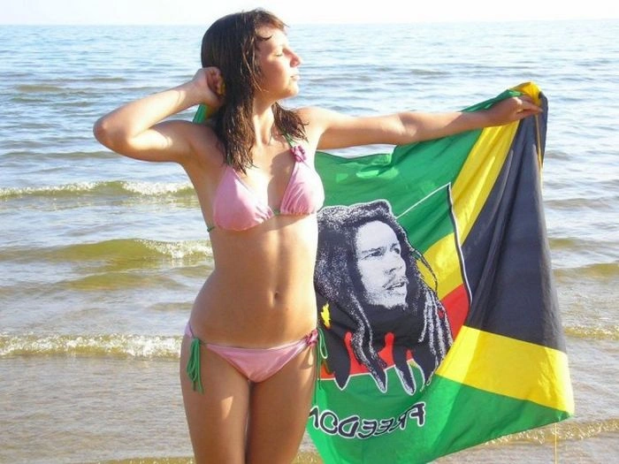 Дівчата в купальниках насолоджуються променями сонця (37 фото) – фото 1