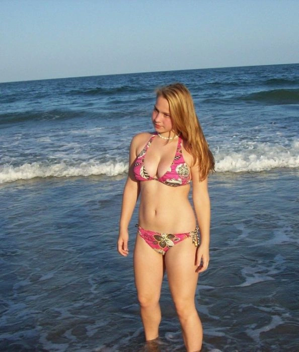 Дівчата в купальниках насолоджуються променями сонця (37 фото) – фото 8