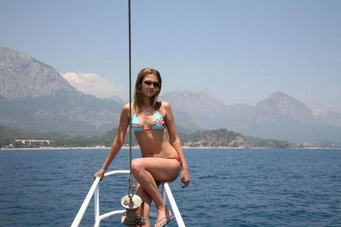 Дівчата в купальниках насолоджуються променями сонця (37 фото) – фото 10