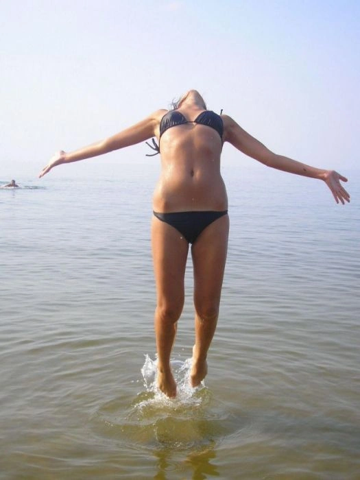 Дівчата в купальниках насолоджуються променями сонця (37 фото) – фото 11