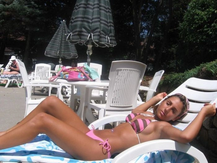 Дівчата в купальниках насолоджуються променями сонця (37 фото) – фото 12
