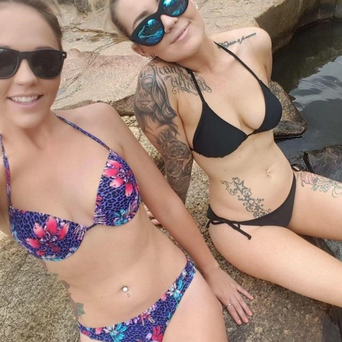 Дівчата в купальниках насолоджуються променями сонця (37 фото) – фото 16