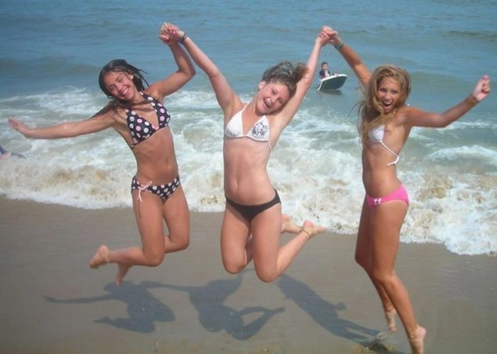 Дівчата в купальниках насолоджуються променями сонця (37 фото) – фото 33