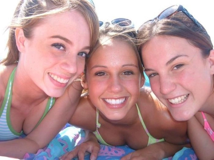 Дівчата в купальниках насолоджуються променями сонця (37 фото) – фото 36