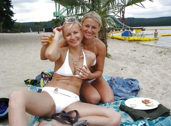 Дівчата в купальниках насолоджуються променями сонця (37 фото) – фото 37