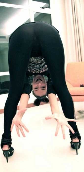 Дівчата фотографуються в затишній домашній обстановці (48 фото) – фото 39