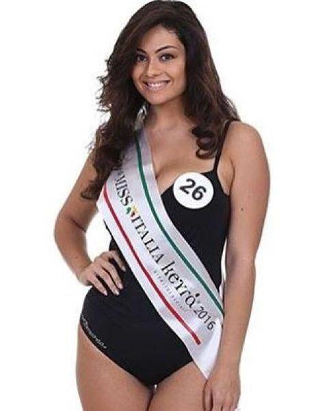 Модель плюс-сайз Паола Торренте посіла друге місце на конкурсі краси в Італії (23 фото) – фото 3