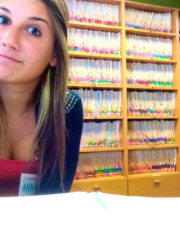 Дівчата фотографуються на роботі (30 фото) – фото 11