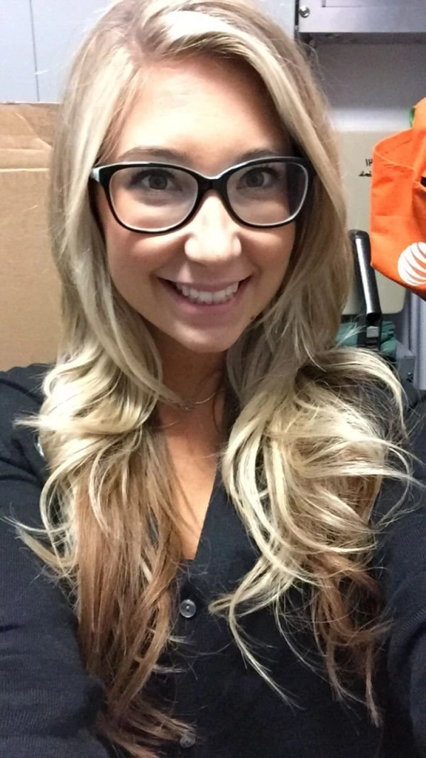 Дівчата фотографуються на роботі (30 фото) – фото 25