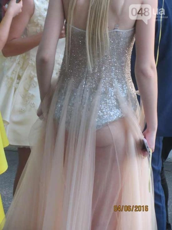 Відверте плаття одеської випускниці вразило соцмережі (2 фото) – фото 2