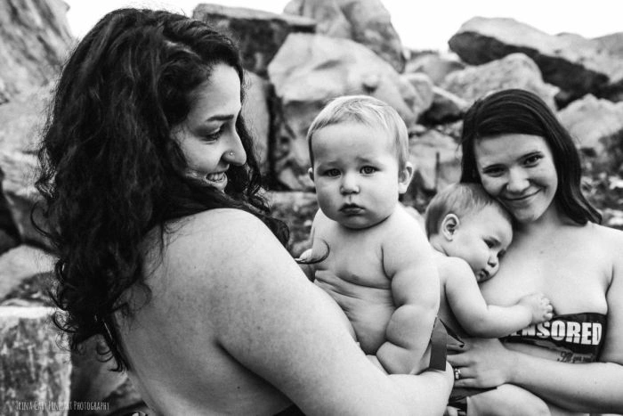 30 жінок взяли участь у напівоголеній фотосесії, протестуючи проти цензури в Facebook (13 фото) – фото 6