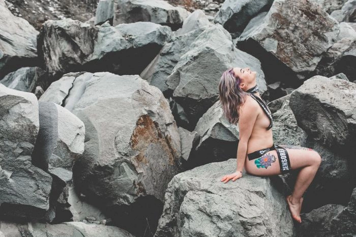 30 жінок взяли участь у напівоголеній фотосесії, протестуючи проти цензури в Facebook (13 фото) – фото 8