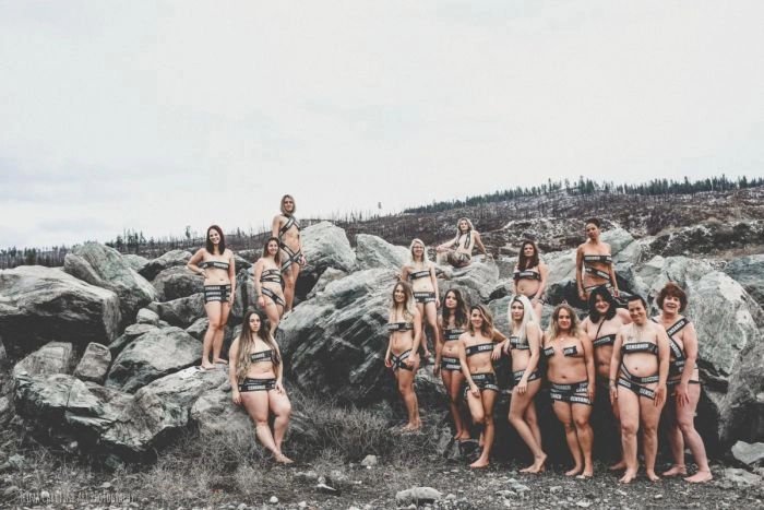 30 жінок взяли участь у напівоголеній фотосесії, протестуючи проти цензури в Facebook (13 фото) – фото 10