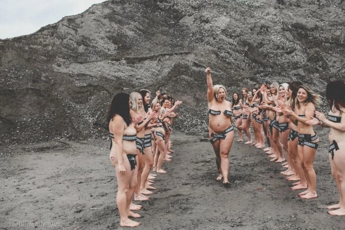 30 жінок взяли участь у напівоголеній фотосесії, протестуючи проти цензури в Facebook (13 фото) – фото 12