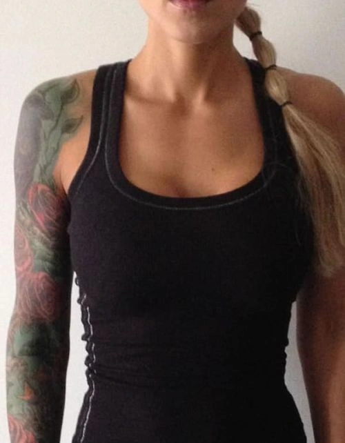 У Канаді велика грудь дівчини стала причиною конфлікту з керівництвом спортивного залу (4 фото) – фото 2